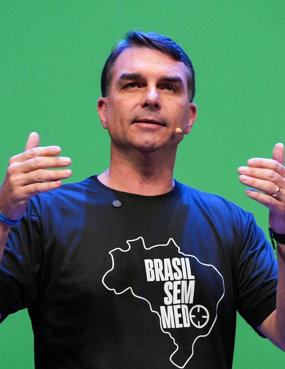 HugoGospell's tweet photo. 🚨AGORA! CNN Brasil revela que líder chinês está de olho em possível vitória de Flávio Bolsonaro, e passa a monitorar suas falas. https://t.co/JqMHngQ37S