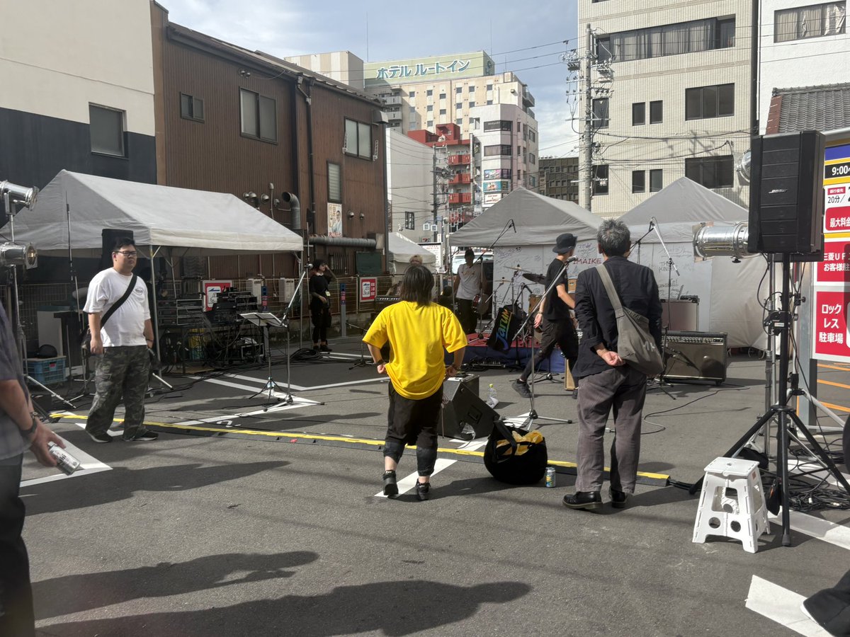kinoko_0105's tweet photo. スタ練して今池祭りでバンド巡り🎸
若者バンドも良かったけど、イケオジたちのロッケンロールがカッコ良すぎた https://t.co/ZrDMRyTs0s