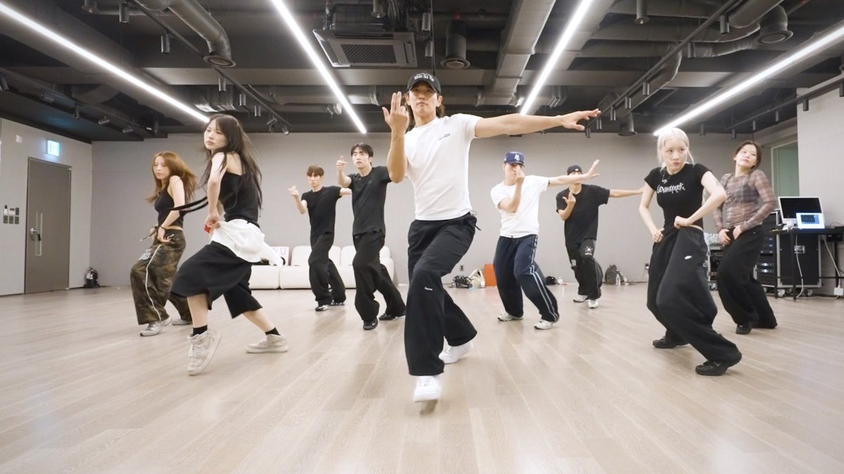 SHINee's tweet photo. MINHO 'Make it hot' Dance Practice Behind the Scenes

https://t.co/9UwbyGHzNB

#MINHO #민호
#Makeithot #MINHO_Makeithot
#SHINee #샤이니 
#DancePractice #Behind https://t.co/ZvnJyBhnev