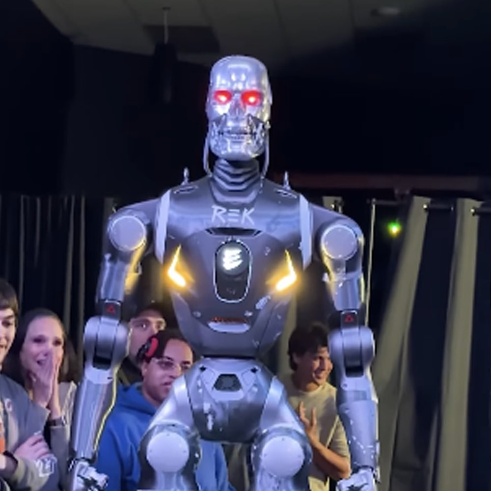 InternetH0F's tweet photo. An influencer takes on a 6ft tall robot in the first ever Human vs Terminator fight and gets sent flying across the mat after the robot lands multiple kicks on him

The robotics company called it a "turning point in history" and teased that the robot "wasn't even the final boss" https://t.co/SeYcOZMi99