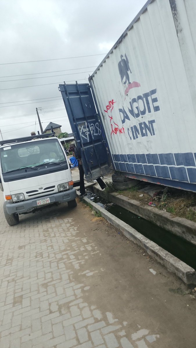 Maxive_'s tweet photo. @AlikoDangote baba men at work https://t.co/nj1LXlKmnJ