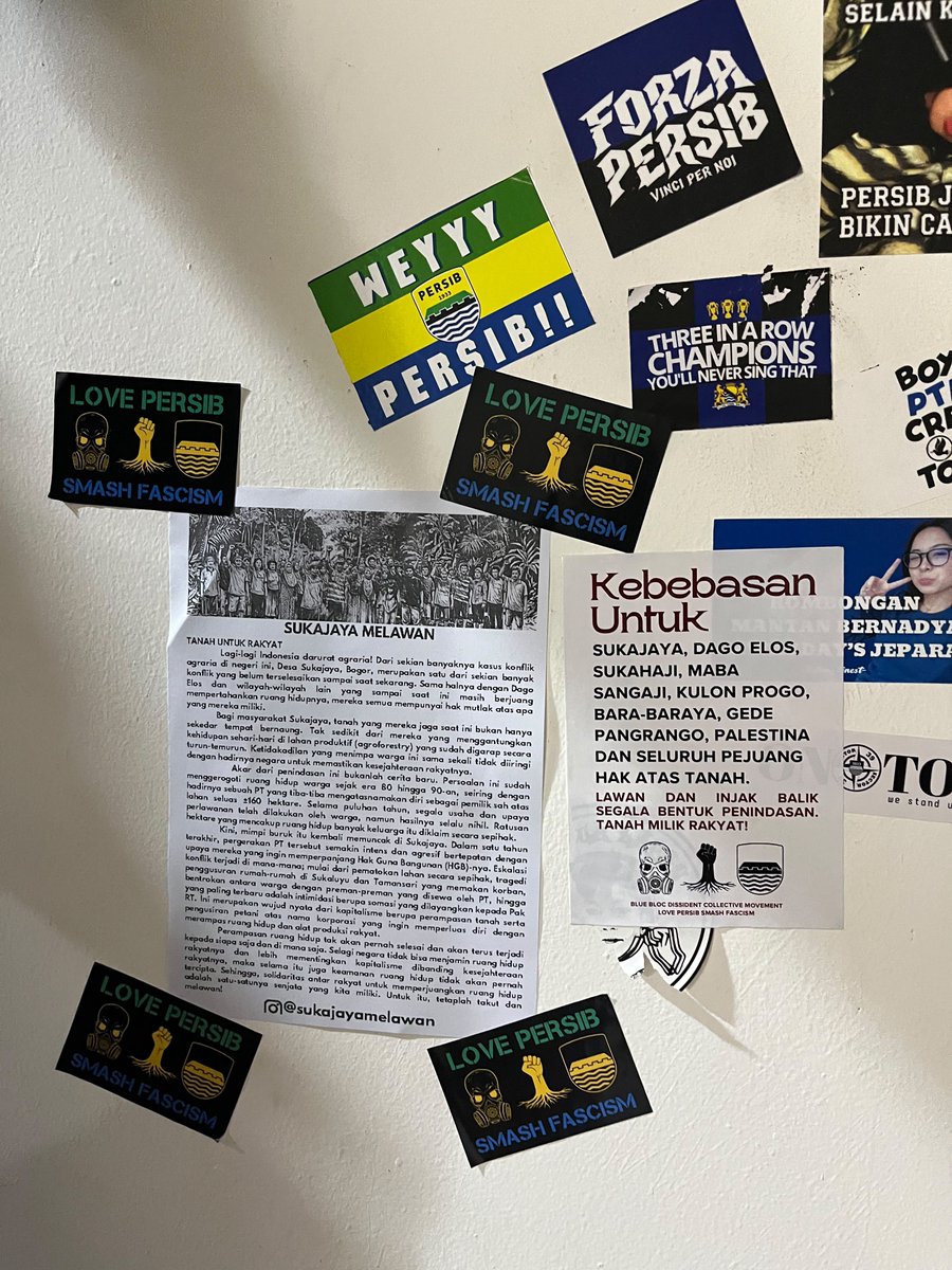 TutupetD's tweet photo. Isu-isu lokal yang terpinggirkan dalam arena politik formal menemukan saluran baru dalam arena yang justru paling ramai dan paling tidak bisa diabaikan: euforia sepakbola. 

WEYYY PERSIB!! https://t.co/Qi0MlkmPcE