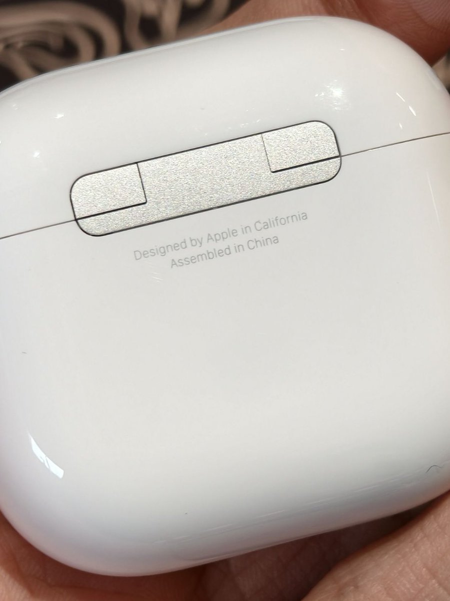 sunnny1583's tweet photo. Apple has also changed the wording on the back of the AirPods case this time.

1st pic: AirPods 4
2nd pic: AirPods 5

Earlier, it said “Designed by Apple in California. Assembled in China”

Now, it just says “Apple • AirPods”

Idk why they changed it, but they’ve really taken minimalism to another level this time…