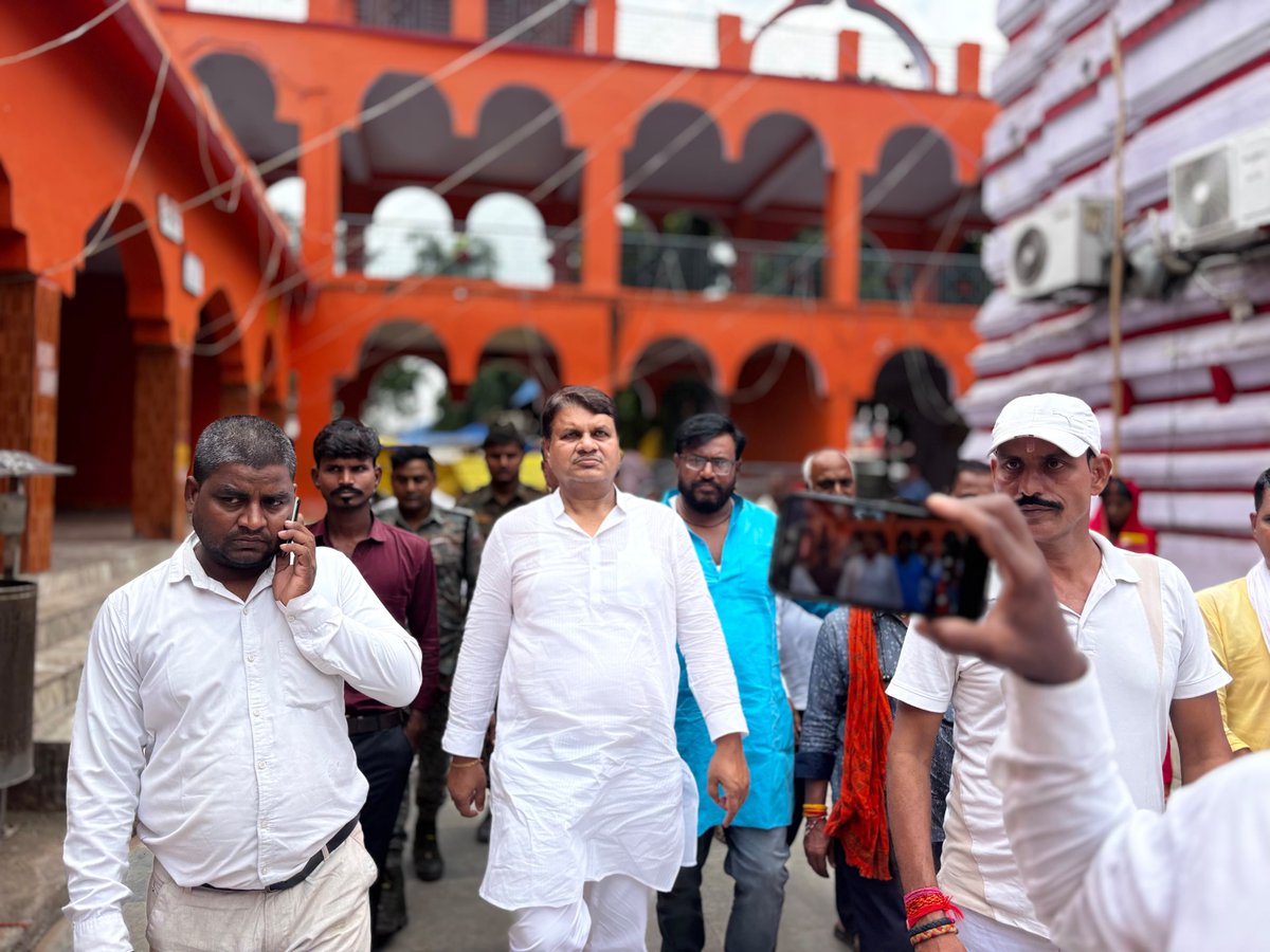 LjpSanjaykumar's tweet photo. बैक्टपुर के प्रसिद्ध बैकुंठधाम मंदिर में आज बाबा भोलेनाथ के दर्शन एवं विधिवत पूजा-अर्चना कर बिहारवासियों के सुख, शांति, समृद्धि एवं कल्याण की कामना की।

महादेव की कृपा और आशीर्वाद सदैव बिहार की धरती एवं प्रदेशवासियों पर बनी रहे।
हर हर महादेव! 

@LJP4India @iChiragPaswan @ArunBhartiLJP