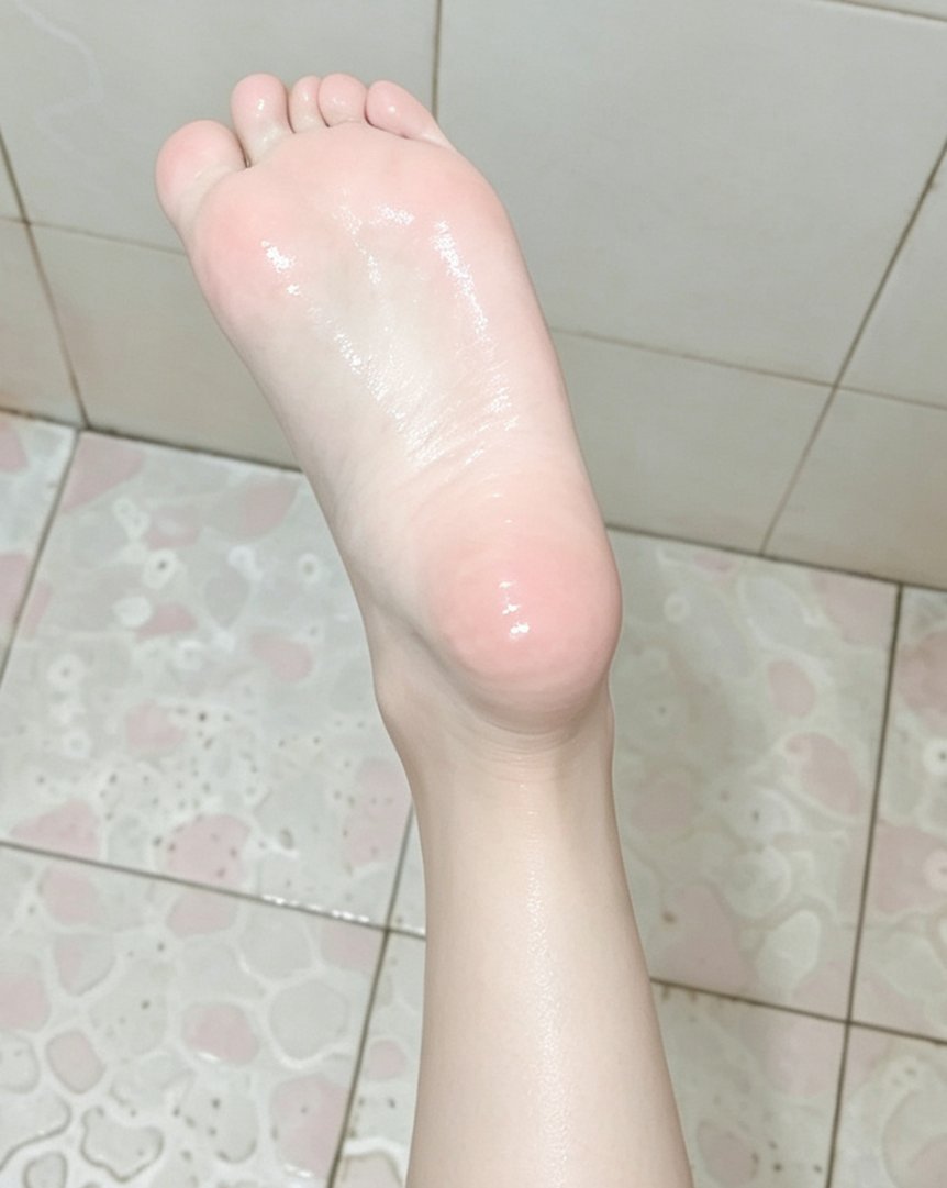 Ceciliahzrt's tweet photo. 好像洗的还不是很干净呢，让我看看是哪个废物的舌头自己凑妈妈脚底上来做清洁了呀🖤
 #足控 #裸足 #光脚 #足底 #女高 #iiii https://t.co/2f5ewPRMsx