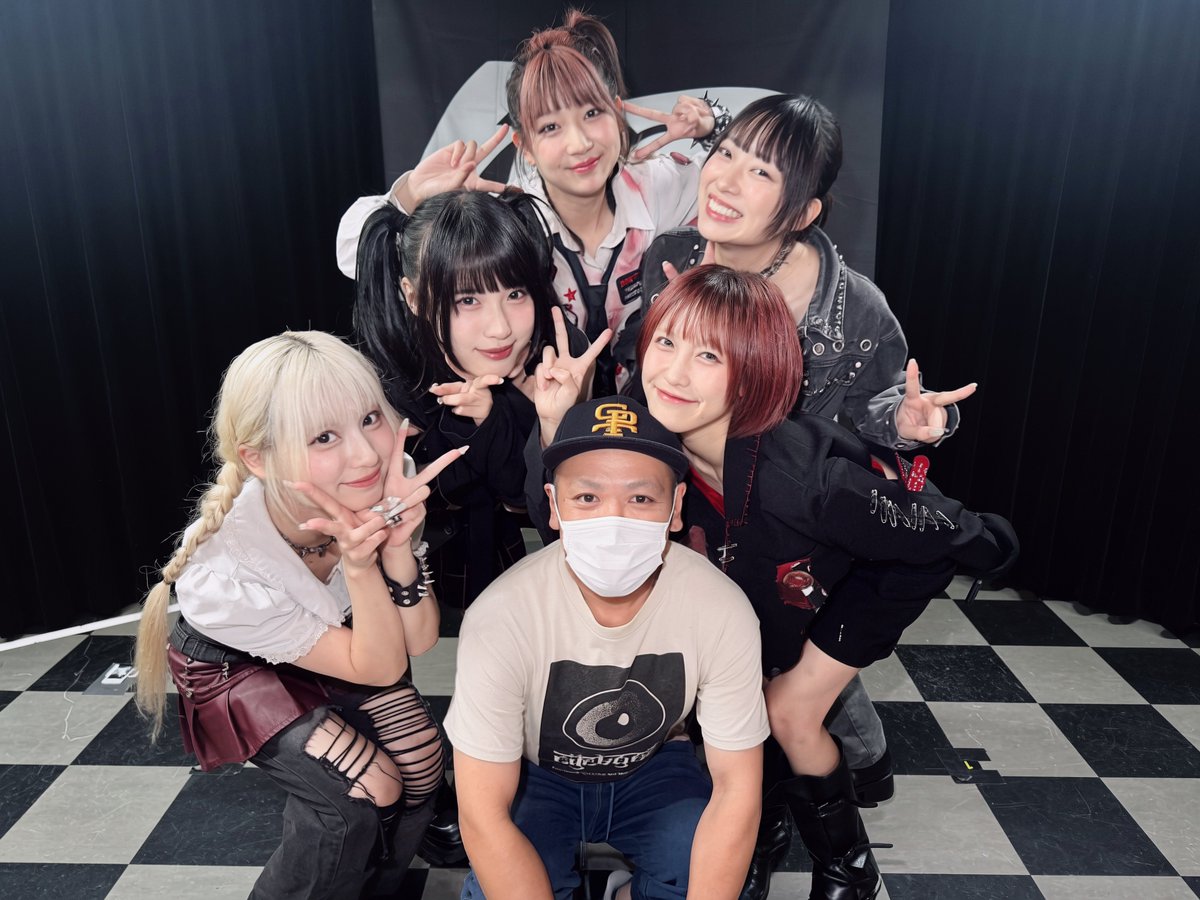 BBLLGGs's tweet photo. なにはともあれ記念日なので囲まれてみました
このとき全神経が左側頭部にいってます
3年目も応援し���います
#LUCYちゃん https://t.co/Vg3bs6VAvP