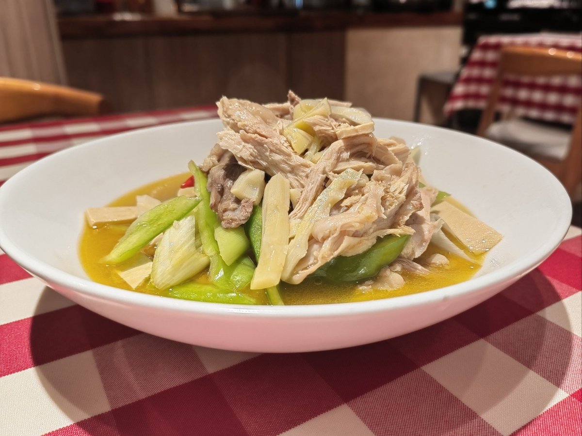AstridStrag4u's tweet photo. Noche silenciosa en el pequeo local, el aroma de la sopa caliente llena el aire, preparada solo para ti. https://t.co/uapTW6U5px
