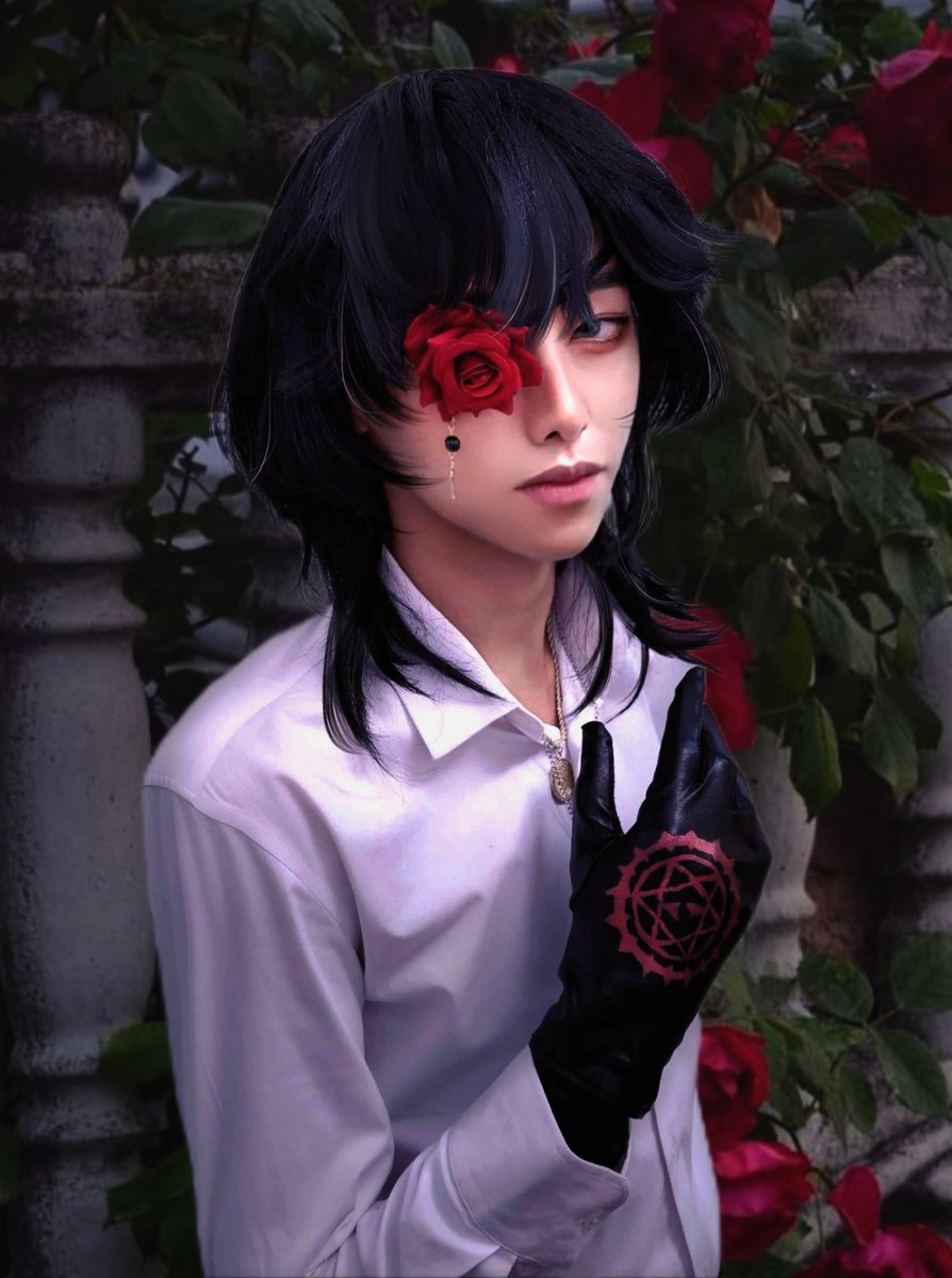 wyncosplays's tweet photo. "captain tang. the roses, do they smell good?" 🌹🥀

happy birthday bai liu dearest !! 🤍❤️🤍

#我在惊悚游戏里封神 #ghg https://t.co/dsJFLuxXQA