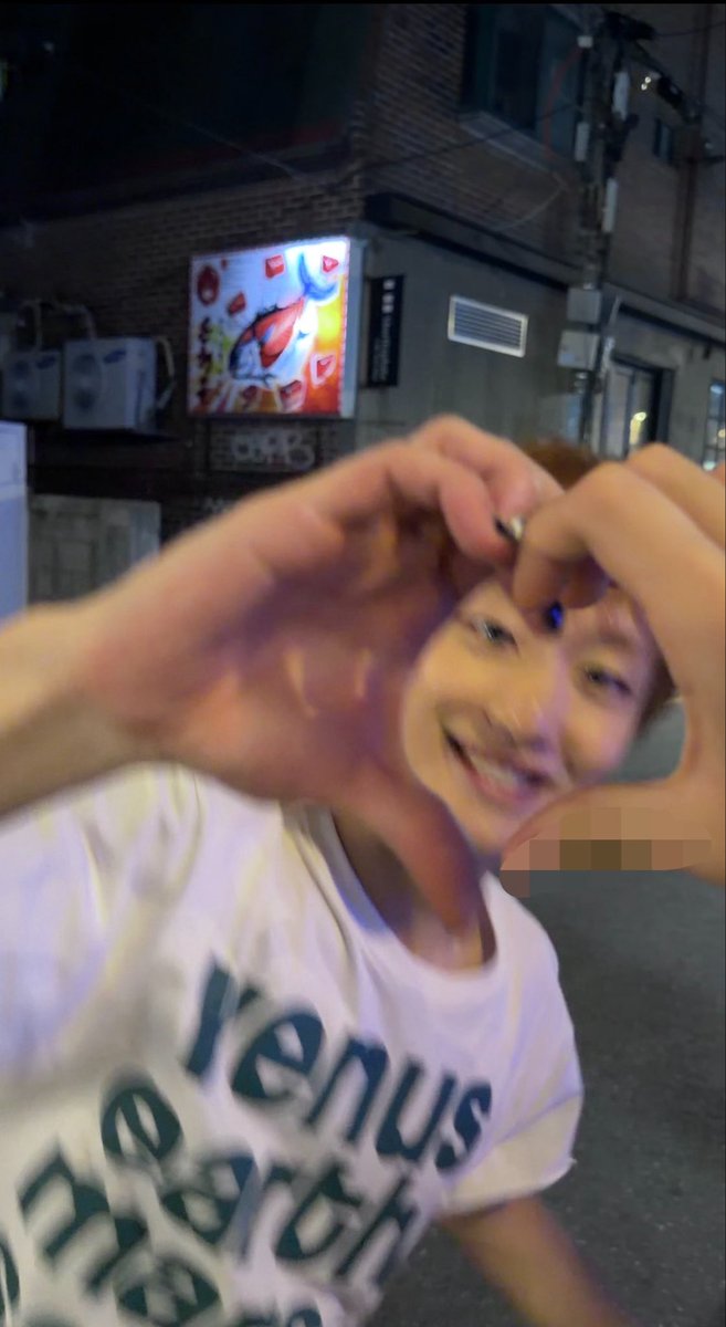 neuung_'s tweet photo. 손하트 하니까 막 이렇게 달려오더니 얼굴이 하트안으로 쏙 들어감…   아 재능 ㅈㄴ느껴진다 https://t.co/tyyp8bhYW3