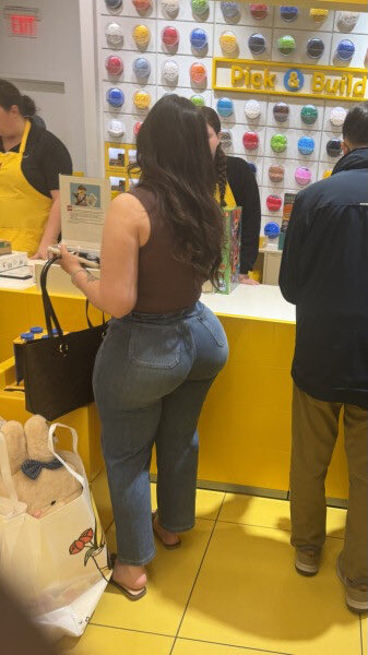 DurkTouch's tweet photo. Latina with bbl shopping in jeans. #candid #candidshot https://t.co/RG8RoHs4uZ