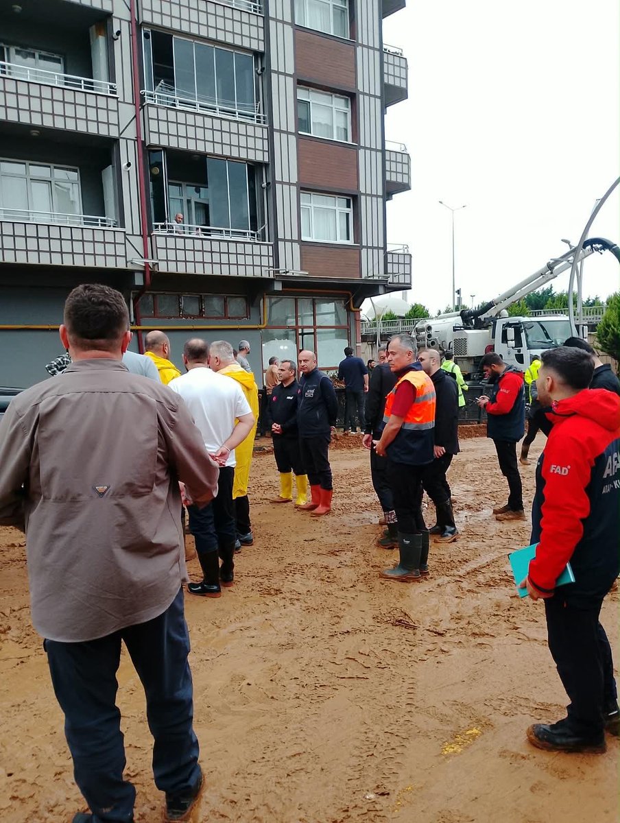 RizeDefterdar's tweet photo. Cuma akşamından itibaren etkili olan yağışlar nedeniyle, İyidere ve Pazar ilçelerimizde selden etkilenen bölgelerde oluşan zararları tespit edilmesi amacıyla, Defterdarlığımız bünyesinde oluşturulan zarar tespit ekipleri Pazar günü de çalışmalarını sürdürmüştür. https://t.co/njdNa6q0SS
