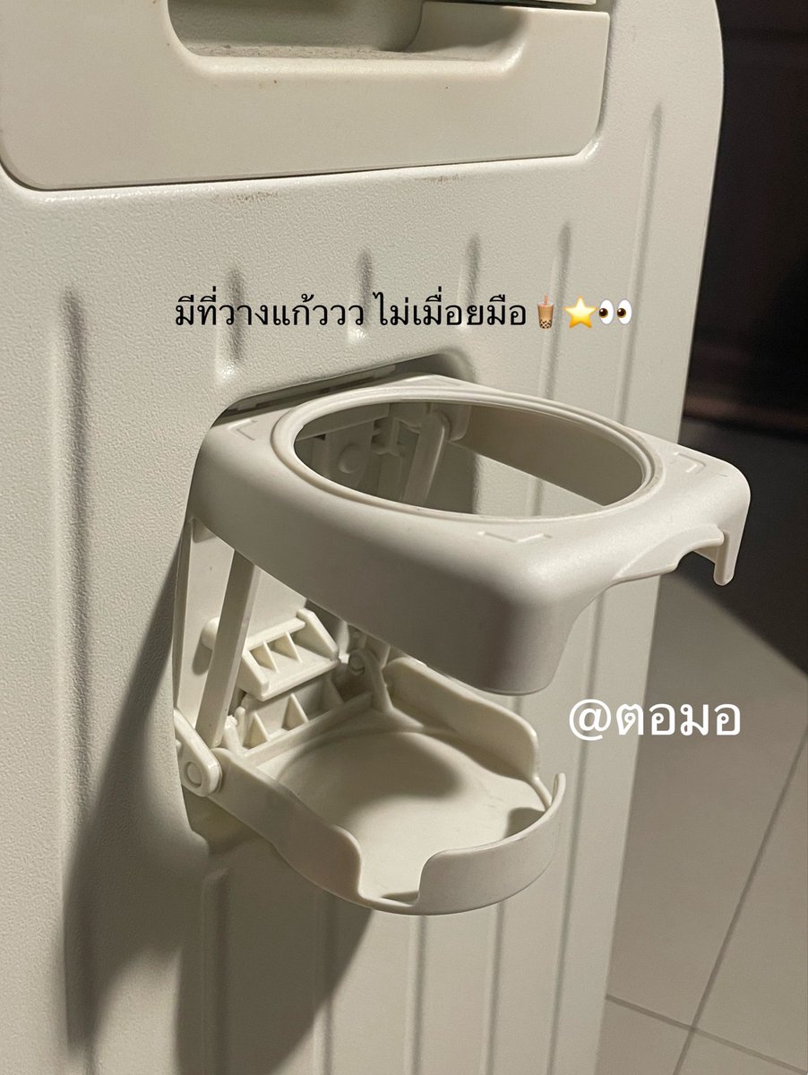 jittaim's tweet photo. กระเป๋าเดินทางอันนี้คือคิดมาเพื่อชีวิตฉันมากกกกกก ! 😭 ลืมภาพการลากกระเป๋าแล้วต้องถือแก้วชาเขียวไปเลย เพราะน้องมีที่วางแก้วพับได้อยู่ตรงกลางกระเป๋า แถมนั่งรอขึ้นเครื่องก็เอาไอแพดพิงคันชัก มีช่องอินเตอร์เฟซUSB ข้างกระเป๋า แล้วเวลาซื้อของฝากก็ไม่ต้องหิ้วให้เมื่อยมือ คือเอาไปแขวนตะขอด้านข้างได้เลย จบจึ้ง ล้อหมุนลื่นมากกกก ยางหนาดีเสียงลากไม่ดังเลยค่า 

⭐️ payday 25.9 นี้ใครกำลังหากระเป๋าเดินทางดีๆ แนะนำของ https://t.co/HXUEd0na1s เลยค่า

 🔗 https://t.co/tRPotS7cPf

#shopeeaffiliate #ป้ายยาshopee #กระเป๋าเดินทาง #luggagemoreth