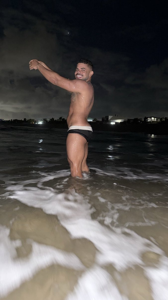 Henriq_fon's tweet photo. A noite, o mar e eu… o resto é segredo. 🌊🌛

#lua #boy #mar #gay #homeoftennis #homeboybkk https://t.co/y1bp7fYGSa
