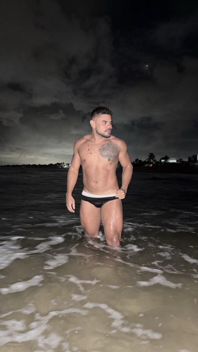 Henriq_fon's tweet photo. A noite, o mar e eu… o resto é segredo. 🌊🌛

#lua #boy #mar #gay #homeoftennis #homeboybkk https://t.co/y1bp7fYGSa