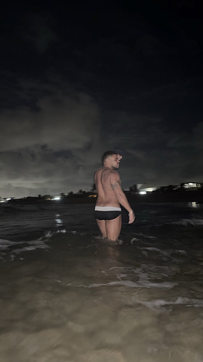 Henriq_fon's tweet photo. A noite, o mar e eu… o resto é segredo. 🌊🌛

#lua #boy #mar #gay #homeoftennis #homeboybkk https://t.co/y1bp7fYGSa