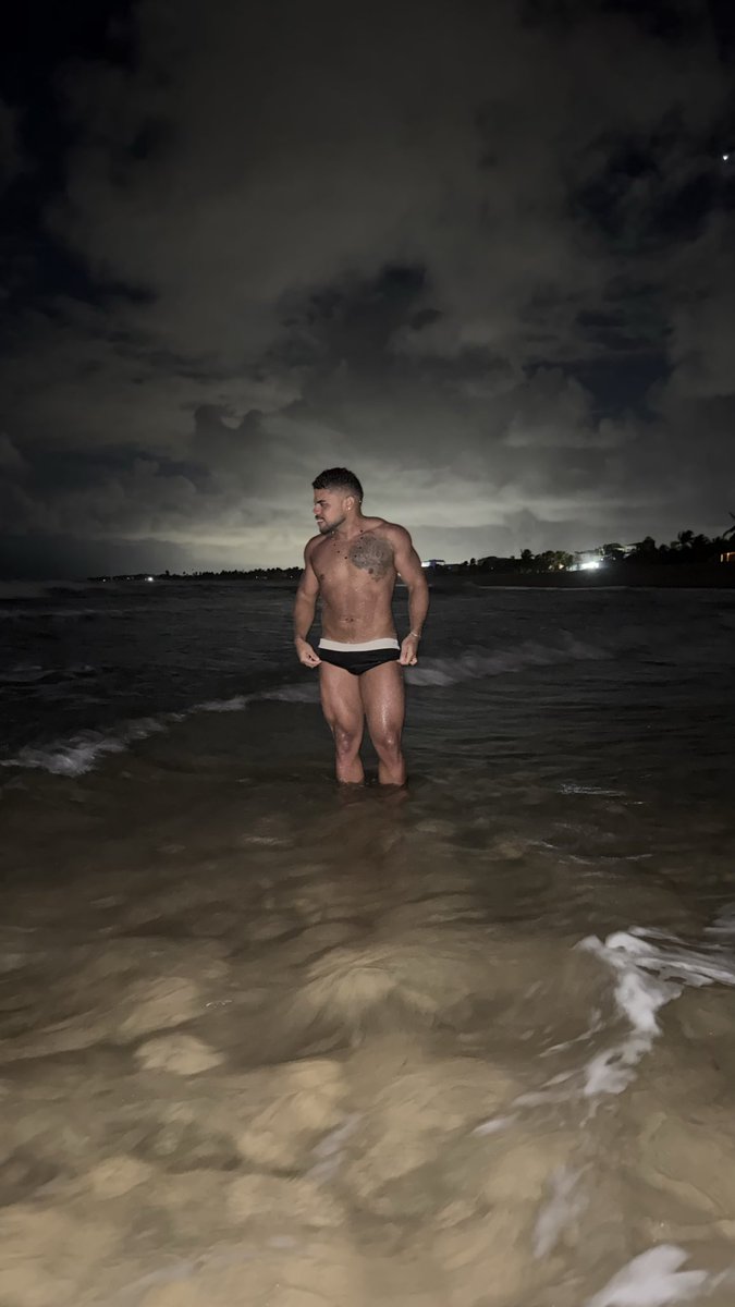 Henriq_fon's tweet photo. A noite, o mar e eu… o resto é segredo. 🌊🌛

#lua #boy #mar #gay #homeoftennis #homeboybkk https://t.co/y1bp7fYGSa