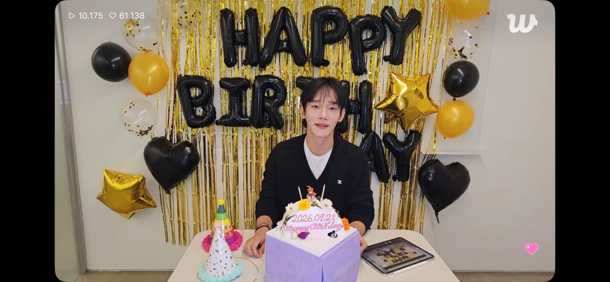 EXOGlobal's tweet photo. [!] 260921 #CHEN is currently live on Weverse! 

🎂 https://t.co/K06meaBH50

#EXO #엑소 @weareoneEXO @INB100_official @CHEN_INB100 https://t.co/I3DhR7nQsR