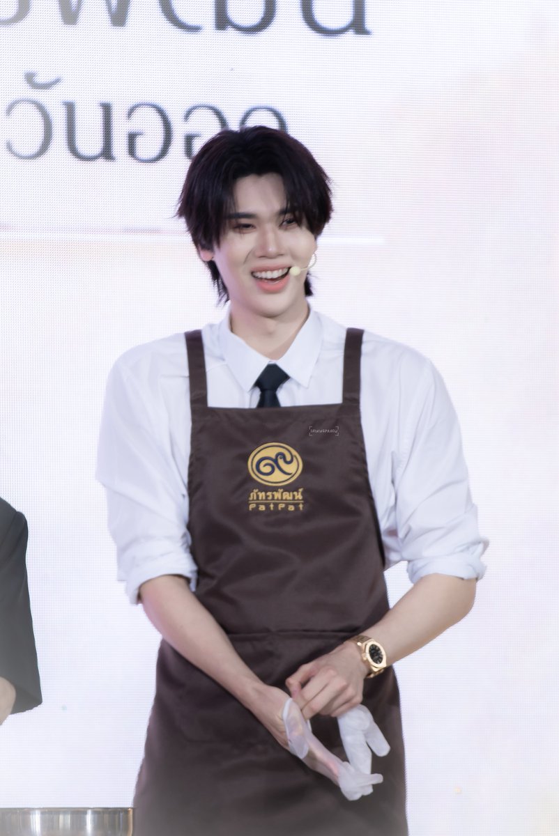 kyar_yeik's tweet photo. How can someone be this dangerously handsome in a black suit and then turn into the absolute cutest human in an apron?! Dunk Natachai’s dual charms are driving me insane! 😭

DUNK X PATPAT

#CamelliaOil2026xDunk
#dunknatachai https://t.co/89fXPiVzzA