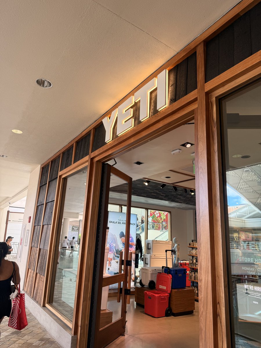 Ken5Ise's tweet photo. ハワイ旅行も終えて明日帰国予定。
アラモアナでお土産買うなど。
帰国時は台風🌀は去ってそうで今の所は定刻フライトの模様 https://t.co/v9n3Vjs8yE