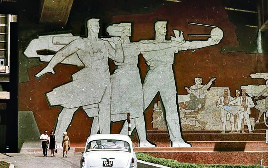 sovietvisuals's tweet photo. Mural on the building of the engine room of the Volga hydroelectric power station. Photo by Vsevolod Tarasevich, Volgograd, USSR, 1968. https://t.co/CB97821Wp6