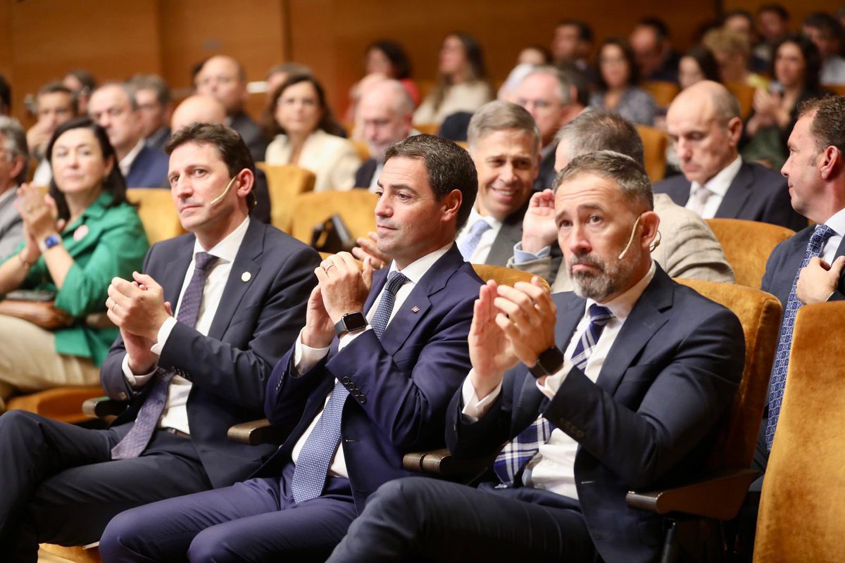 DenisItxaso's tweet photo. No les pedimos un gesto. Venimos a proponerles una #inversión.

A las fundaciones bancarias y EPSV vascas les ofrecemos la oportunidad de comprometerse con la principal causa de #Euskadi. 

Fondo Social por la #vivienda: 2.000M€ y 10.000 viviendas en 8 años.

¿Dónde está el secreto? 🧵
🔗https://t.co/yxUqZaXBTJ