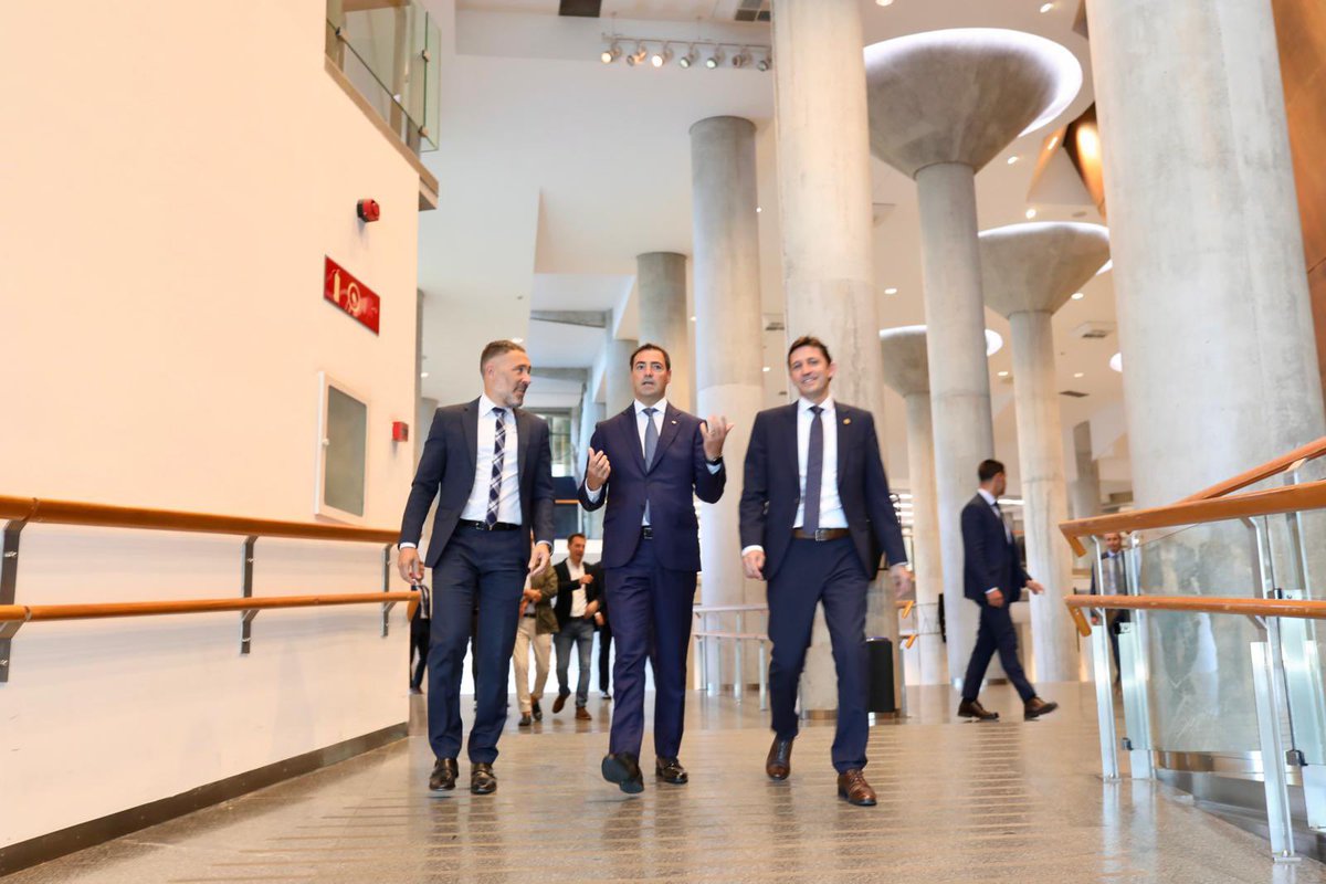 DenisItxaso's tweet photo. No les pedimos un gesto. Venimos a proponerles una #inversión.

A las fundaciones bancarias y EPSV vascas les ofrecemos la oportunidad de comprometerse con la principal causa de #Euskadi. 

Fondo Social por la #vivienda: 2.000M€ y 10.000 viviendas en 8 años.

¿Dónde está el secreto? 🧵
🔗https://t.co/yxUqZaXBTJ