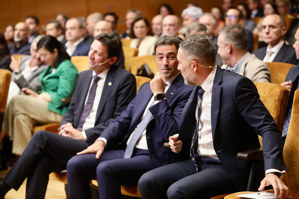 DenisItxaso's tweet photo. No les pedimos un gesto. Venimos a proponerles una #inversión.

A las fundaciones bancarias y EPSV vascas les ofrecemos la oportunidad de comprometerse con la principal causa de #Euskadi. 

Fondo Social por la #vivienda: 2.000M€ y 10.000 viviendas en 8 años.

¿Dónde está el secreto? 🧵
🔗https://t.co/yxUqZaXBTJ