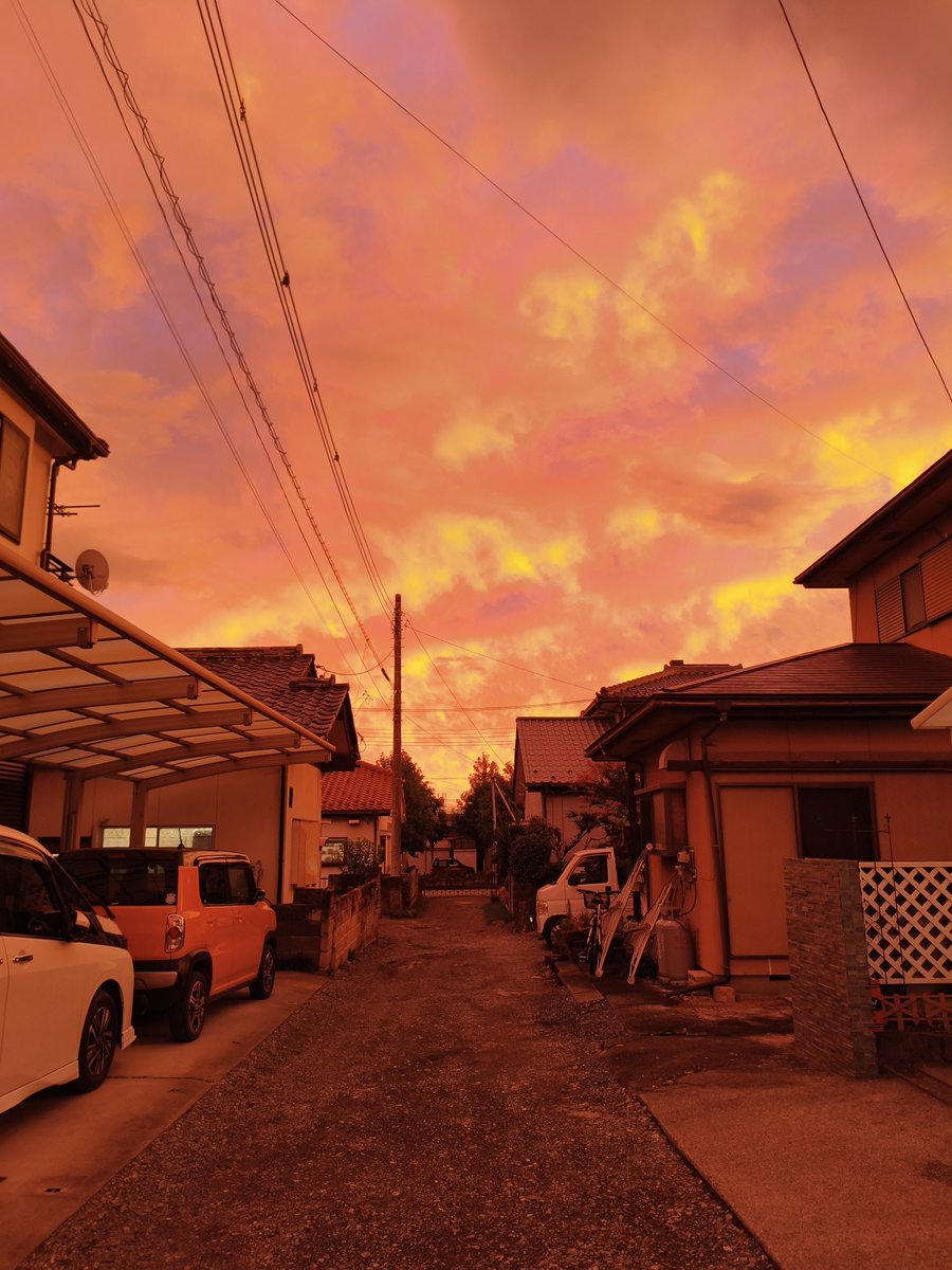 ratikrt's tweet photo. 今日夕方頃、空が赤すぎてやばかった https://t.co/XGTNB2eIOC