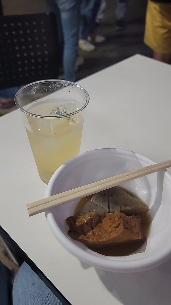 seren0623's tweet photo. 地元の祭り
同級生(幼なじみ)が今年も🍢おでん出してるので顔だし

他の同級生たちとはタイミングあわず
で、ひとり呑み

だんじりの山合わせ終わる前に撤退しなくては💦
 
#けんかだんじり https://t.co/Hok5LvxlNQ