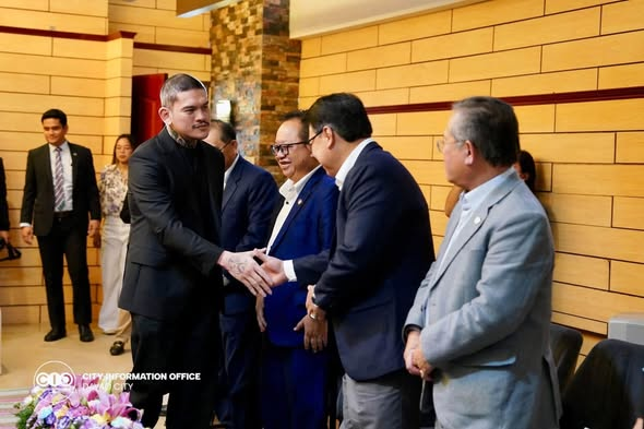 smninews's tweet photo. MALAYSIA MEETS DAVAO

Mainit na tinanggap ngayong Lunes, Setyembre 21, ni Davao City Mayor Sebastian "Baste" Duterte si Malaysian Minister for Food Industry, Commodity and Regional Development YB Dato Sri Dr. Stephen Rundi Utom sa isang courtesy meeting sa Davao City.

(1/3) https://t.co/di6Ds0XJ93