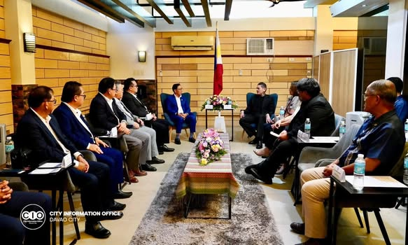 smninews's tweet photo. MALAYSIA MEETS DAVAO

Mainit na tinanggap ngayong Lunes, Setyembre 21, ni Davao City Mayor Sebastian "Baste" Duterte si Malaysian Minister for Food Industry, Commodity and Regional Development YB Dato Sri Dr. Stephen Rundi Utom sa isang courtesy meeting sa Davao City.

(1/3) https://t.co/di6Ds0XJ93