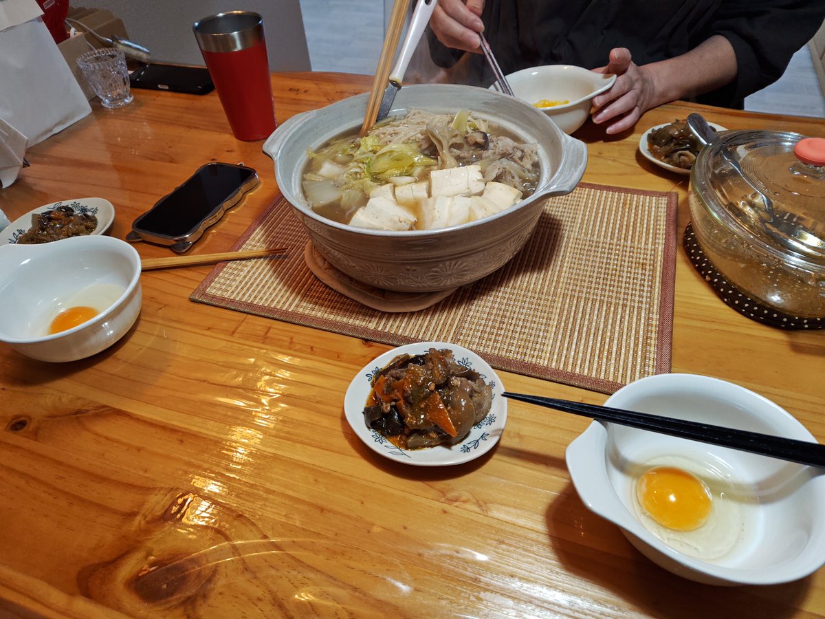 date_cam_'s tweet photo. 今日もお疲れ様です🍻
晩ご飯🌃は🍚昨日の残り物とある物で寄せ鍋🍲を
頂きまーす😋
千葉の勝浦坦々麺🍜を食べに行く予定でしたが台風🌀が来ているので中止しました
なので明日は近場の道の駅で車中泊します🚐 https://t.co/nkfPPgVbi2