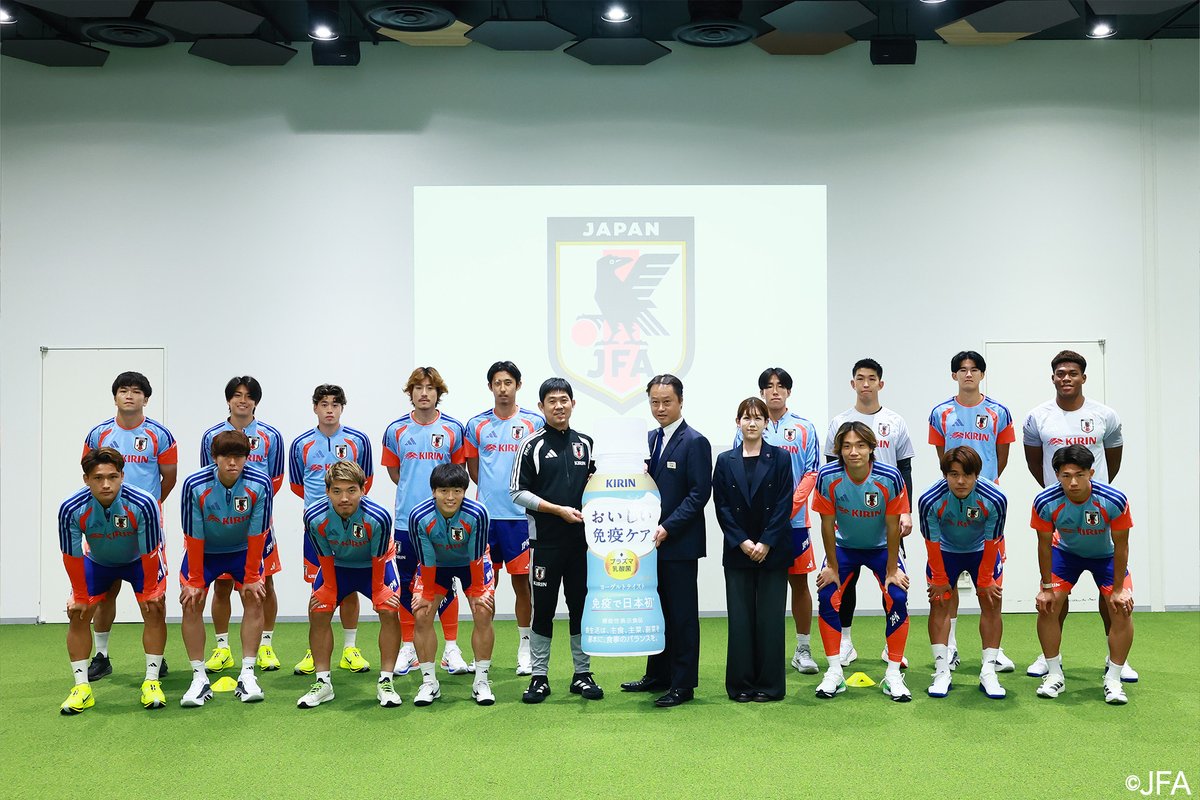 SoccerKingJP's tweet photo. 練習前にはキリンチャレンジカップ2026、キリンカップサッカー2026に向けて、日本サッカー協会オフィシャルトップパートナーのキリンから激励の言葉が贈られ、飲料が贈呈されました👏

📸写真提供 日本サッカー協会 https://t.co/v5H64JWKVC