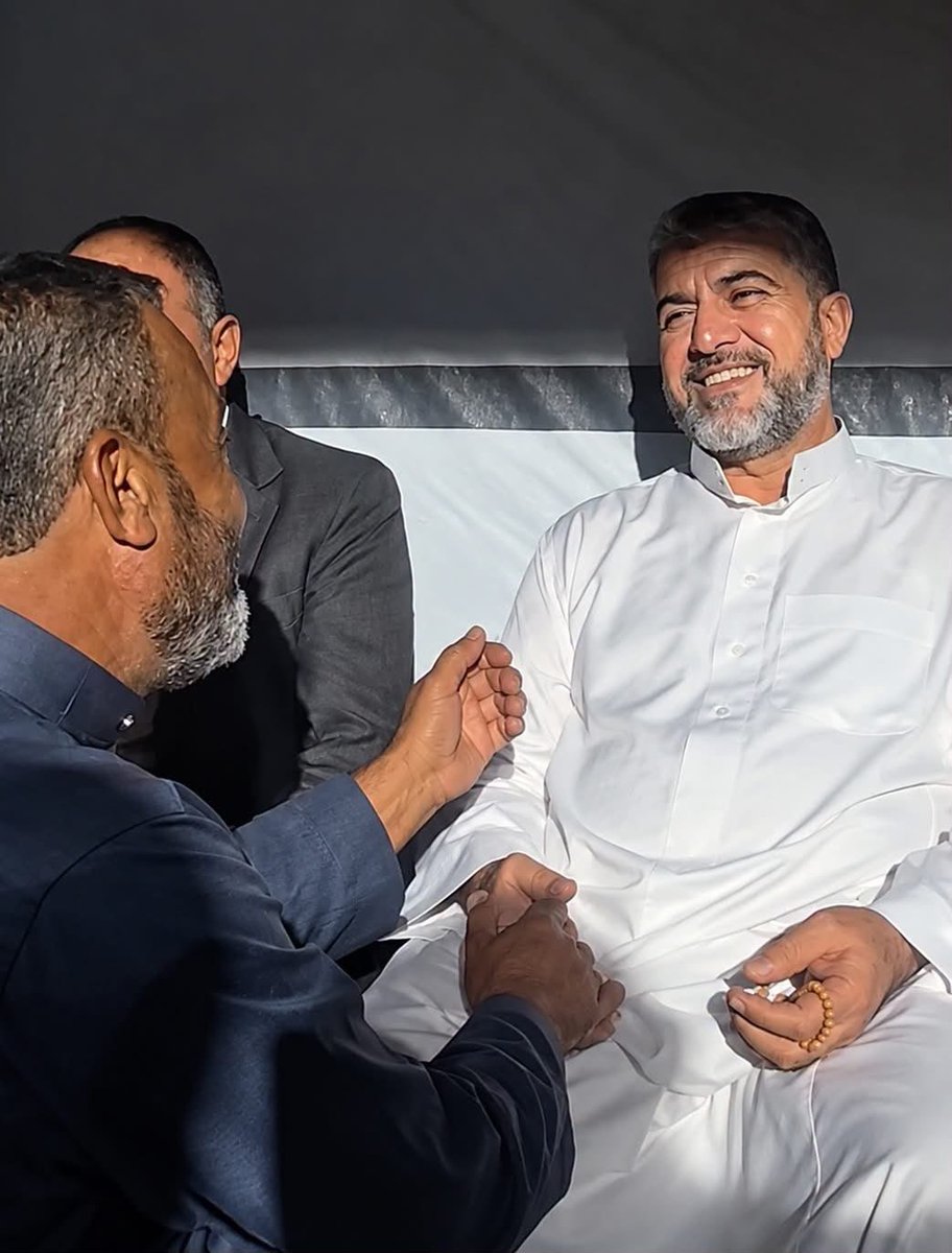 EbrahimMsalam's tweet photo. لم نشاهد الصحابة بأعيننا لكننا رأينا في غـ.ـزة اليوم أحفاد الصحابة ..

الفيديو الذي انتشر منذ أمس انتشارًا كبيرًا وأثر فينا جميعًا لشخص يعزّي الدكتور منير البرش ويصبّره على فقد أبنائه .. هذا الشخص هو الشيخ نعيم النجار. أ. نعيم محمد النجار 

الشيخ نعيم من ابناء جباليا .. انتظر سنوات طويلة حتى يرزقه الله أبناءً يملؤون عليه حياته، وحين كبروا وأصبحوا سنده، خطفهم صاروخ واحد في لحظة ففقد أبناءه جميعا دفعة واحدة!

تخيل أن من تجرّع مرارة فقد أبنائه جميعا هو نفسه الذي يطوف اليوم بين أهالي الشهداء يصبرهم ويواسيهم ويذكرهم بالثبات!

صبرًا وثباتًا وإيمانًا ولله يعجز الكلام عن وصفه!