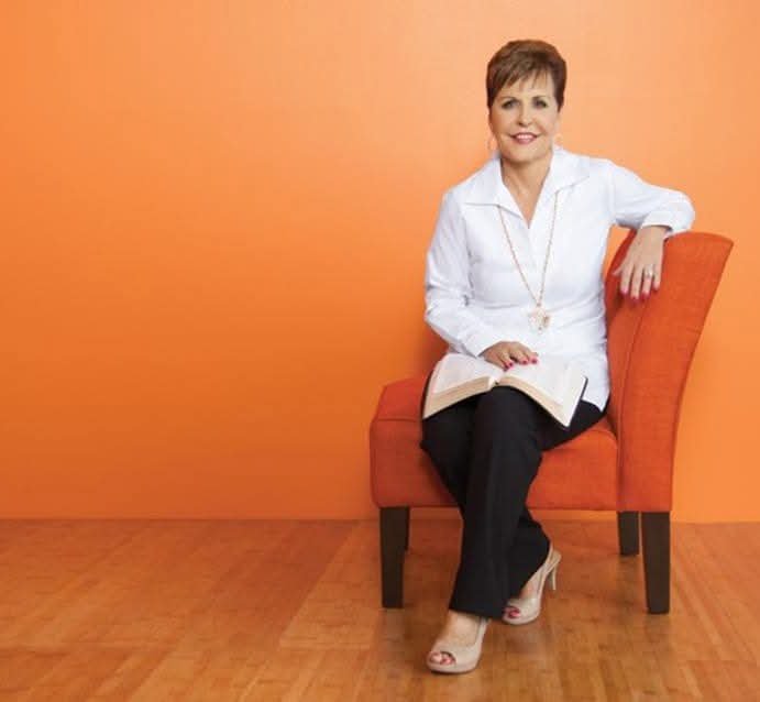 ShakoLotanga's tweet photo. Cette dame, Joyce Meyer, a été violée par son père et a également vécu des traumatismes dans son premier mariage. Pourtant, malgré le pardon et le fait d’avoir refait sa vie, elle continue à parler de ce qu’elle a vécu. Parce que pardonner ne signifie pas oublier ni renoncer au droit de témoigner de son histoire.

Alors, demander à Penielle de " tourner la page" aussi facilement me paraît profondément injuste. Elle a été une femme battue, y compris pendant sa grossesse. Elle a dû supporter les infidélités de son mari, jusqu’à voir d’autres femmes tomber enceintes alors qu’elle-même était encore très jeune pour supporter ces genres de chose et surtout que sa mère est très inconsciente... Bazo bomela yo mwana oooh toza baluba  mtshuiiii 😏

Mike Kalambay doit assumer le poids de ses erreurs et comprendre que certaines blessures peuvent laisser des traces pendant toute une vie. Penielle doit pouvoir parler de son vécu, témoigner et exprimer ce qu’elle a ressenti aussi longtemps qu’elle en ressentira le besoin.

Priver une mère de ses enfants pendant deux ans est une épreuve psychologique extrêmement lourde. Avant de demander à une femme de « passer à autre chose », essayons d’abord de comprendre ce qu’elle a réellement traversé.
