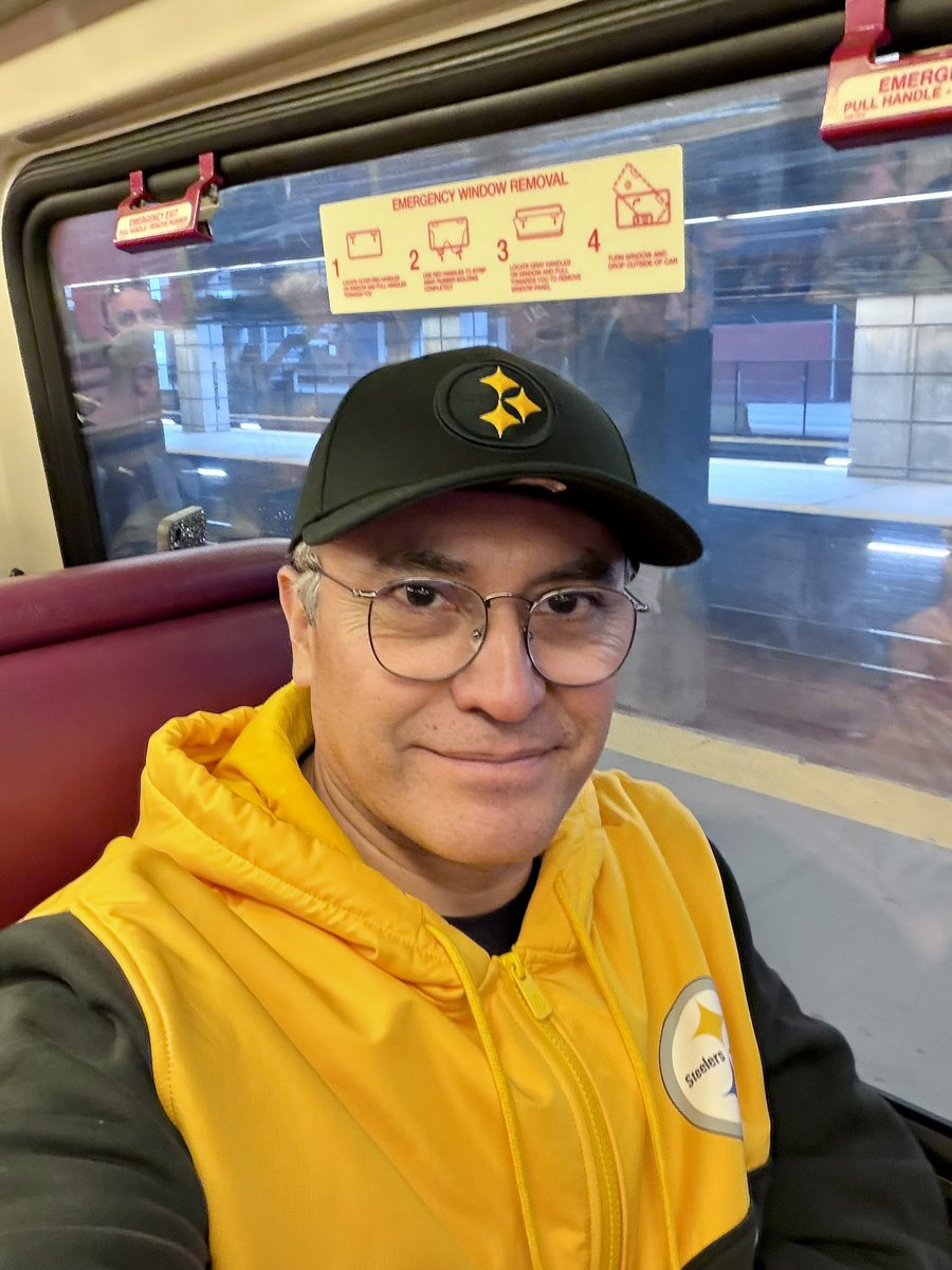gilfuzzy's tweet photo. Abordaje del tren en Boston rumbo al Gillette Stadium‼️🏈👊🏻😎
#HereWeGo
#SteelersNation
#PITvsNE
#SouthStation https://t.co/97KDh62pp4