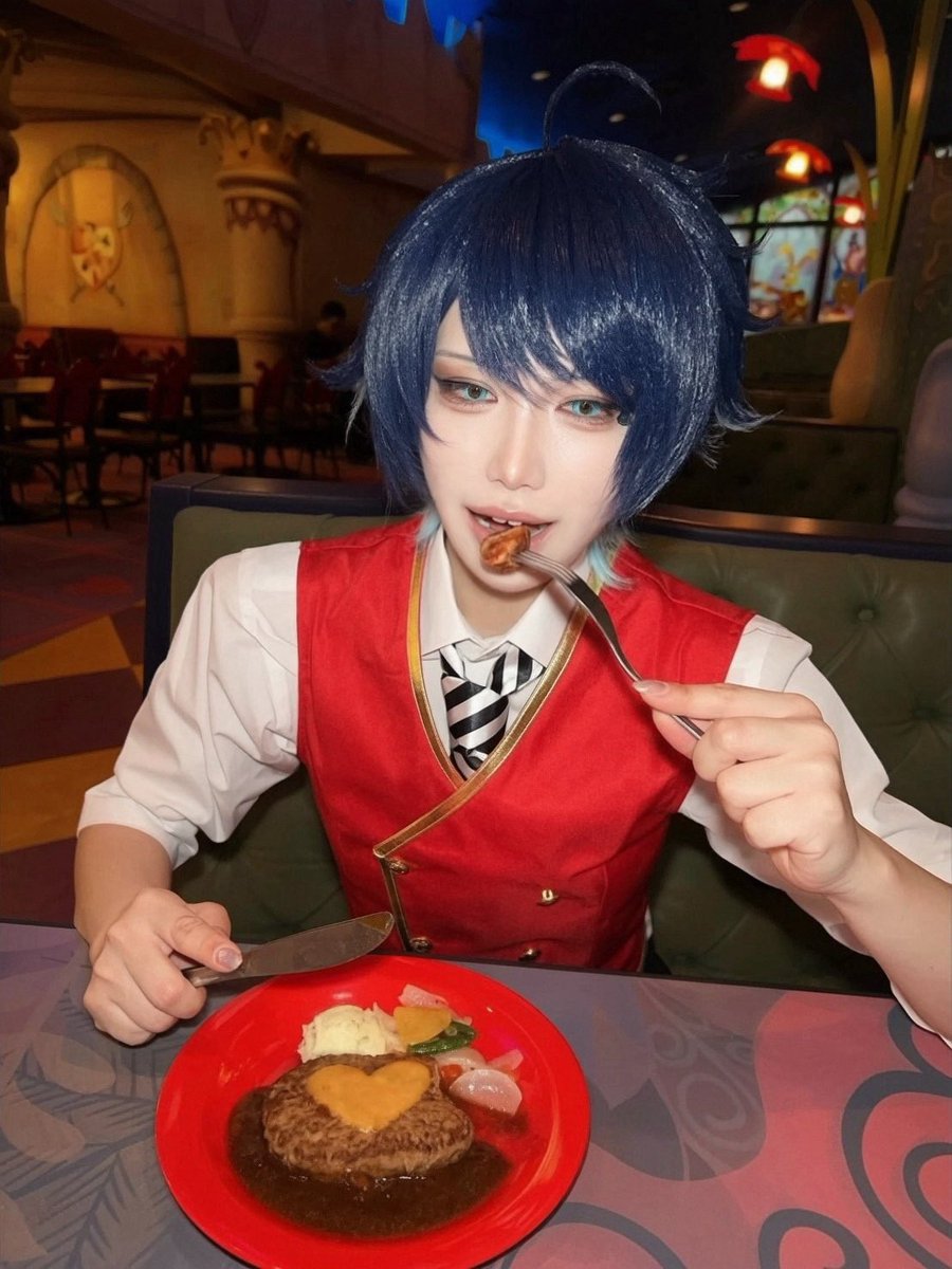 natsu_cos2's tweet photo. 写真撮るから食べちゃダメって言われてしょんぼりなデュとお許しが出てにっこり笑顔で食べるデュ
#Dハロ仮装2026 https://t.co/BmZwDyNHno