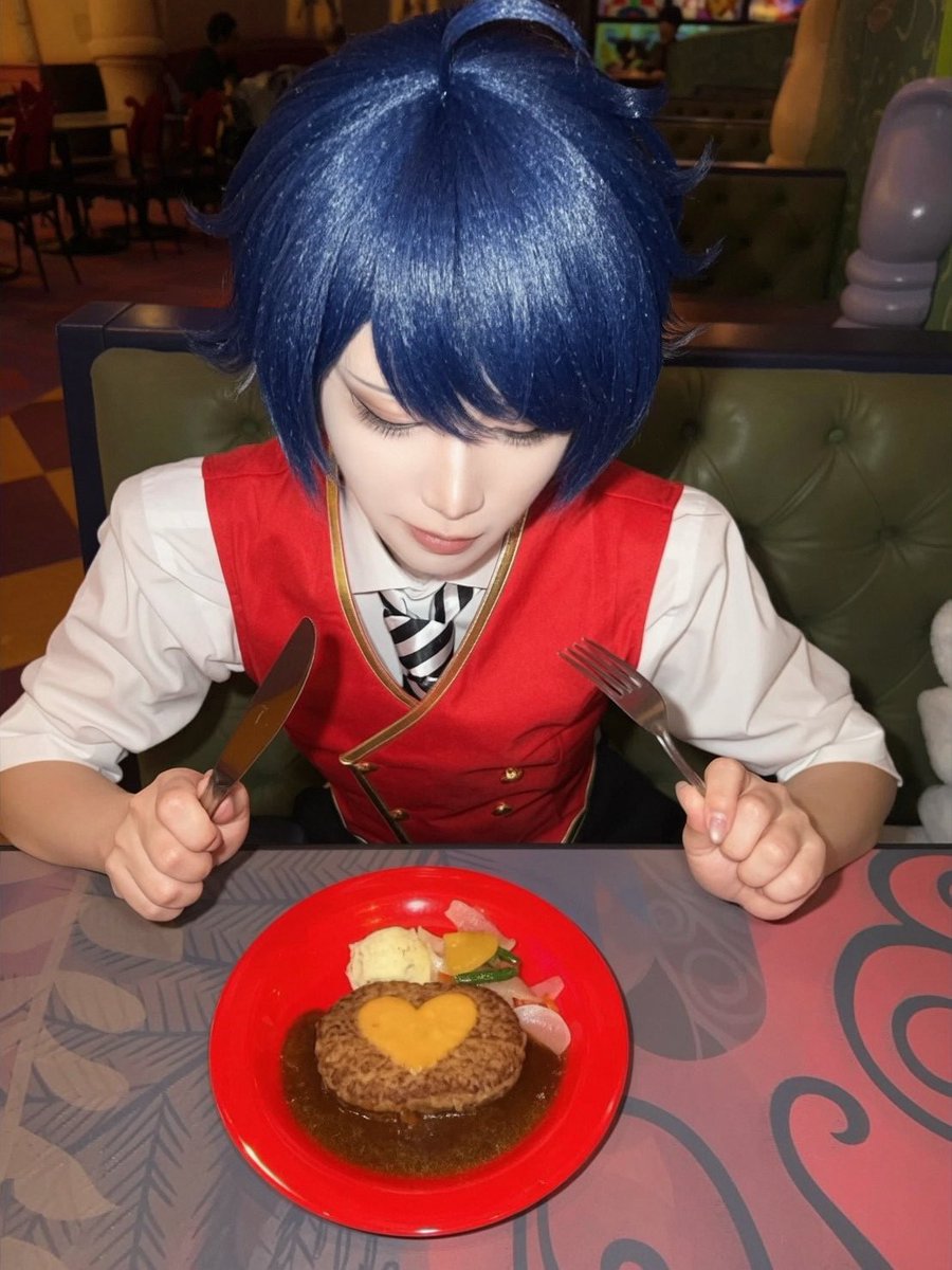 natsu_cos2's tweet photo. 写真撮るから食べちゃダメって言われてしょんぼりなデュとお許しが出てにっこり笑顔で食べるデュ
#Dハロ仮装2026 https://t.co/BmZwDyNHno