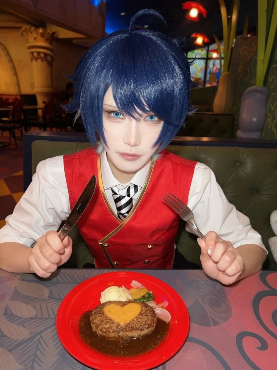natsu_cos2's tweet photo. 写真撮るから食べちゃダメって言われてしょんぼりなデュとお許しが出てにっこり笑顔で食べるデュ
#Dハロ仮装2026 https://t.co/BmZwDyNHno