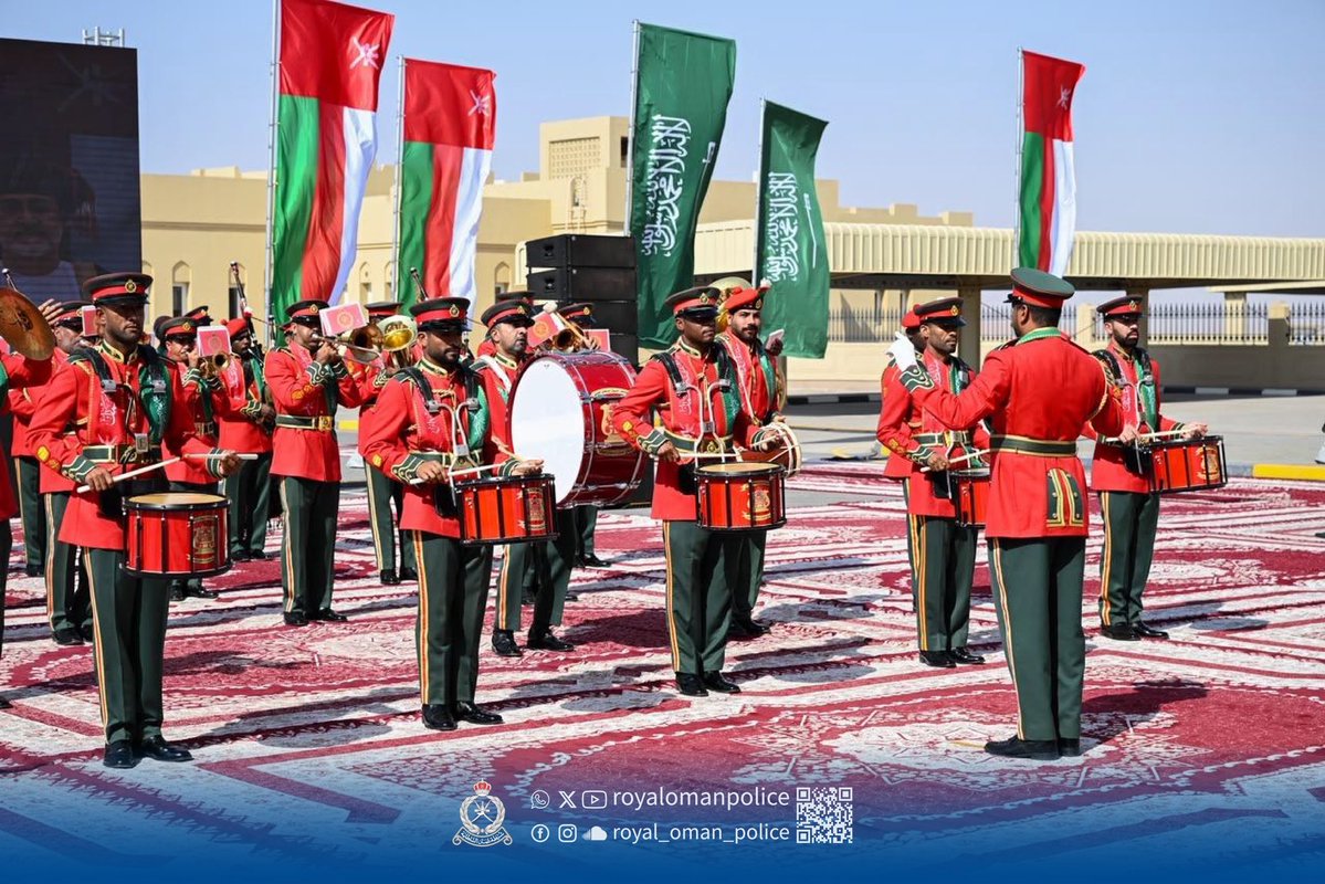 RoyalOmanPolice's tweet photo. سلطنة عُمان تشارك الأشقاء في المملكة العربية السعودية الاحتفاء باليوم الوطني السادس والتسعين في فعاليات متنوعة بمنفذ الربع الخالي في محافظة الظاهرة.
#شرطة_عمان_السلطانية https://t.co/rLa9tesTQw