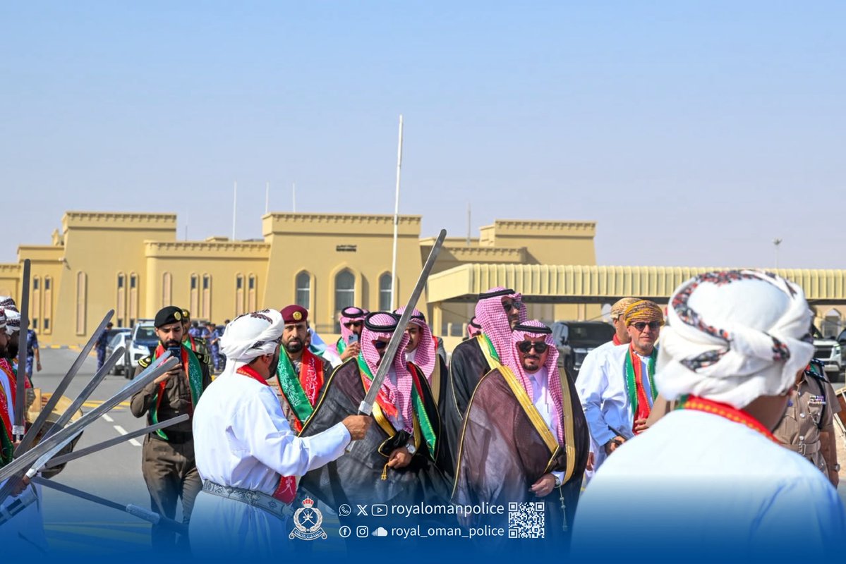 RoyalOmanPolice's tweet photo. سلطنة عُمان تشارك الأشقاء في المملكة العربية السعودية الاحتفاء باليوم الوطني السادس والتسعين في فعاليات متنوعة بمنفذ الربع الخالي في محافظة الظاهرة.
#شرطة_عمان_السلطانية https://t.co/rLa9tesTQw