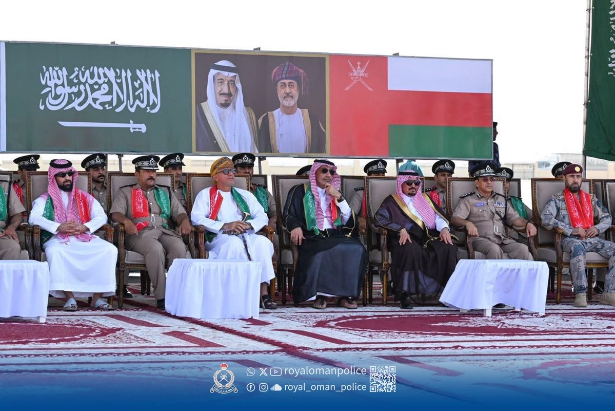 RoyalOmanPolice's tweet photo. سلطنة عُمان تشارك الأشقاء في المملكة العربية السعودية الاحتفاء باليوم الوطني السادس والتسعين في فعاليات متنوعة بمنفذ الربع الخالي في محافظة الظاهرة.
#شرطة_عمان_السلطانية https://t.co/rLa9tesTQw