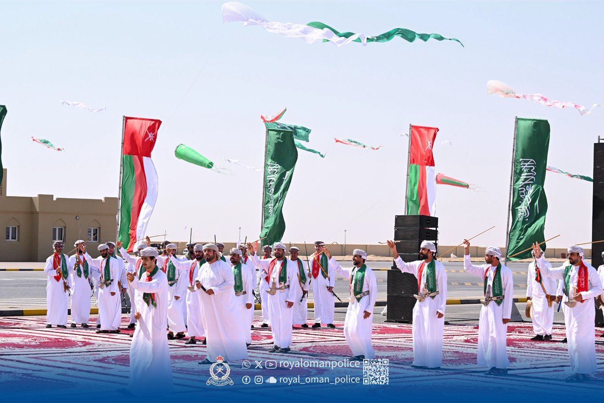 RoyalOmanPolice's tweet photo. سلطنة عُمان تشارك الأشقاء في المملكة العربية السعودية الاحتفاء باليوم الوطني السادس والتسعين في فعاليات متنوعة بمنفذ الربع الخالي في محافظة الظاهرة.
#شرطة_عمان_السلطانية https://t.co/rLa9tesTQw