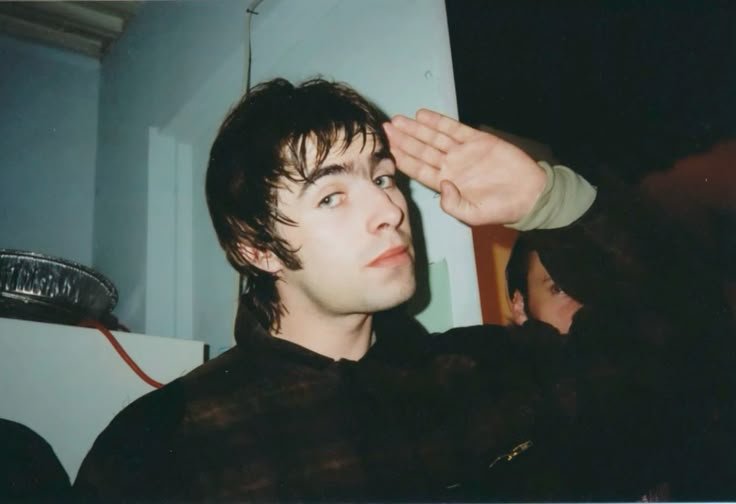 sofimaiden's tweet photo. feliz cumpleaños liam gallagher no me importa lo que hiciste con tu vida me importa lo que hiciste con la mía te amo https://t.co/z3obedHjVG