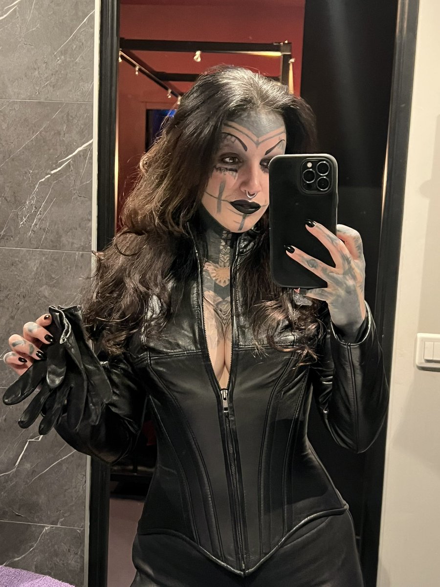 lunatikasm2's tweet photo. Another full leather session 😏🖤 https://t.co/RQDrBpvMKK