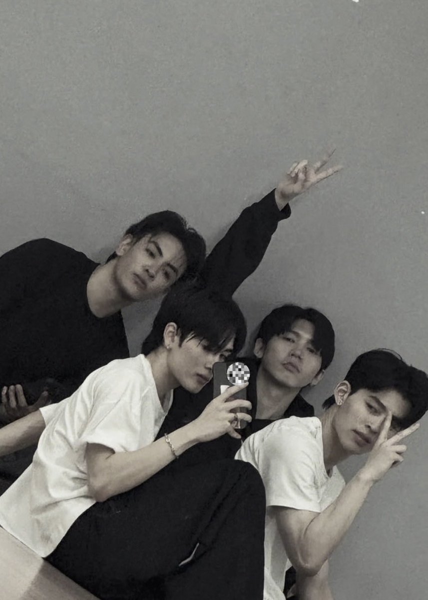 awboyy_'s tweet photo. ที่ไหนมีกระจก ที่นั่นมีแจสปุ๋ง https://t.co/UcsBxGhQ3J