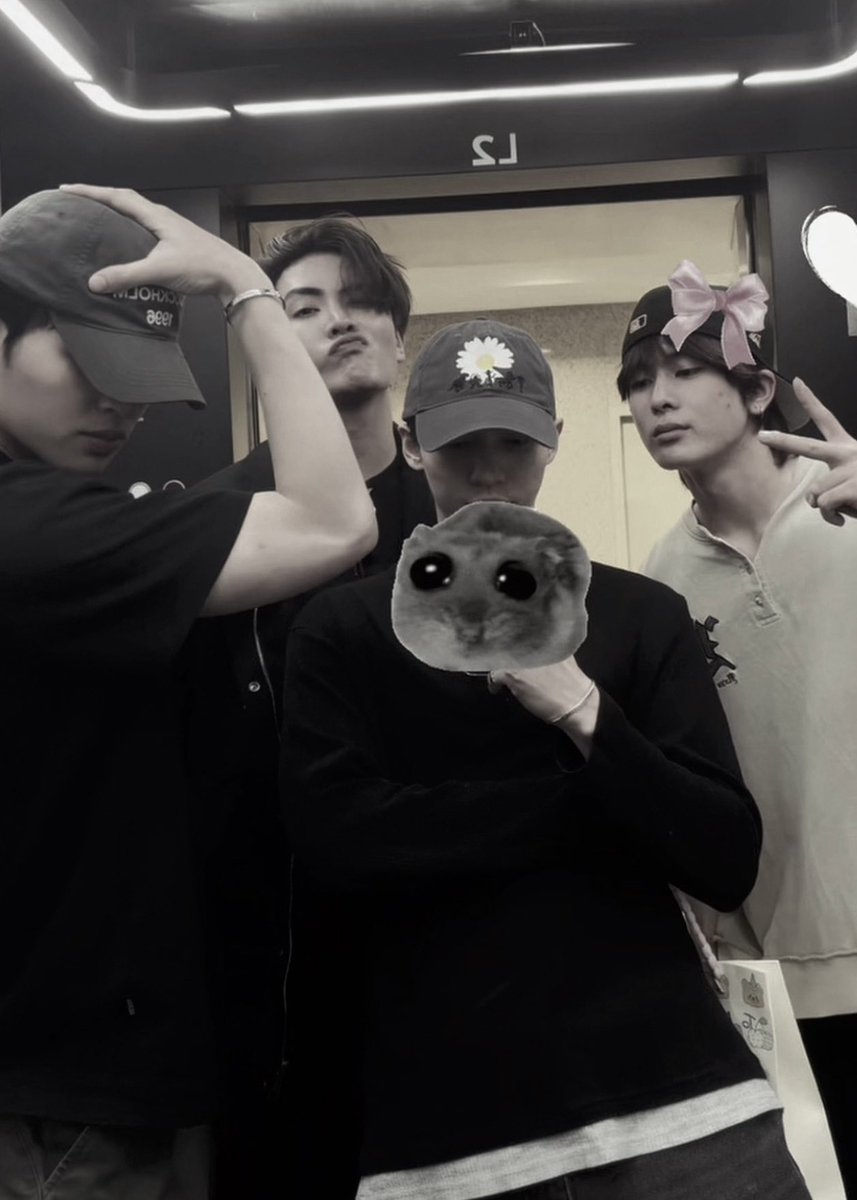 awboyy_'s tweet photo. ที่ไหนมีกระจก ที่นั่นมีแจสปุ๋ง https://t.co/UcsBxGhQ3J