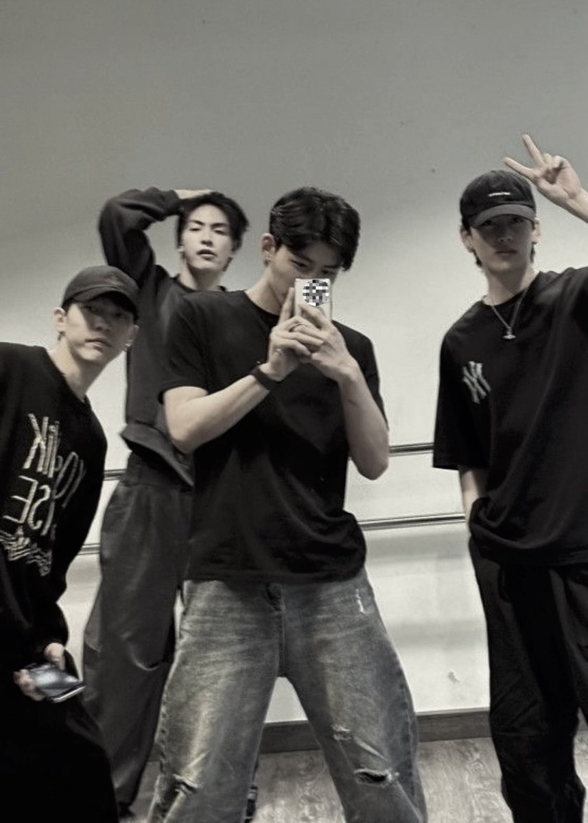 awboyy_'s tweet photo. ที่ไหนมีกระจก ที่นั่นมีแจสปุ๋ง https://t.co/UcsBxGhQ3J