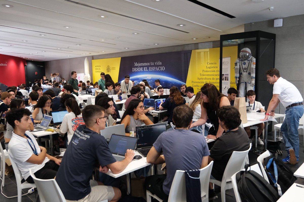 aemprende's tweet photo. 🚀 Sevilla vuelve a ser punto de encuentro del talento espacial.

🛰️ Junto a @aee_gob impulsamos una nueva edición de #NASASpaceAppsChallengeSevilla, el mayor #HackathonSTEAM del mundo.

🎯 14 retos, datos abiertos de la #NASA y mucho talento para crear soluciones innovadoras.

📅 14 y 15 de noviembre
📍 Sede de la @aee_gob en #Sevilla

👉 Inscripciones: https://t.co/vqoP3SPjik

🗞️ Lee la 𝐍O𝐓I𝐂I𝐀 completa ↔️ https://t.co/YHEs1oKKpN

#SemanaMundialDelEspacio #WorldSpaceWeek #WSW2026 #EmprendeAND #noticiaAE #actualidad