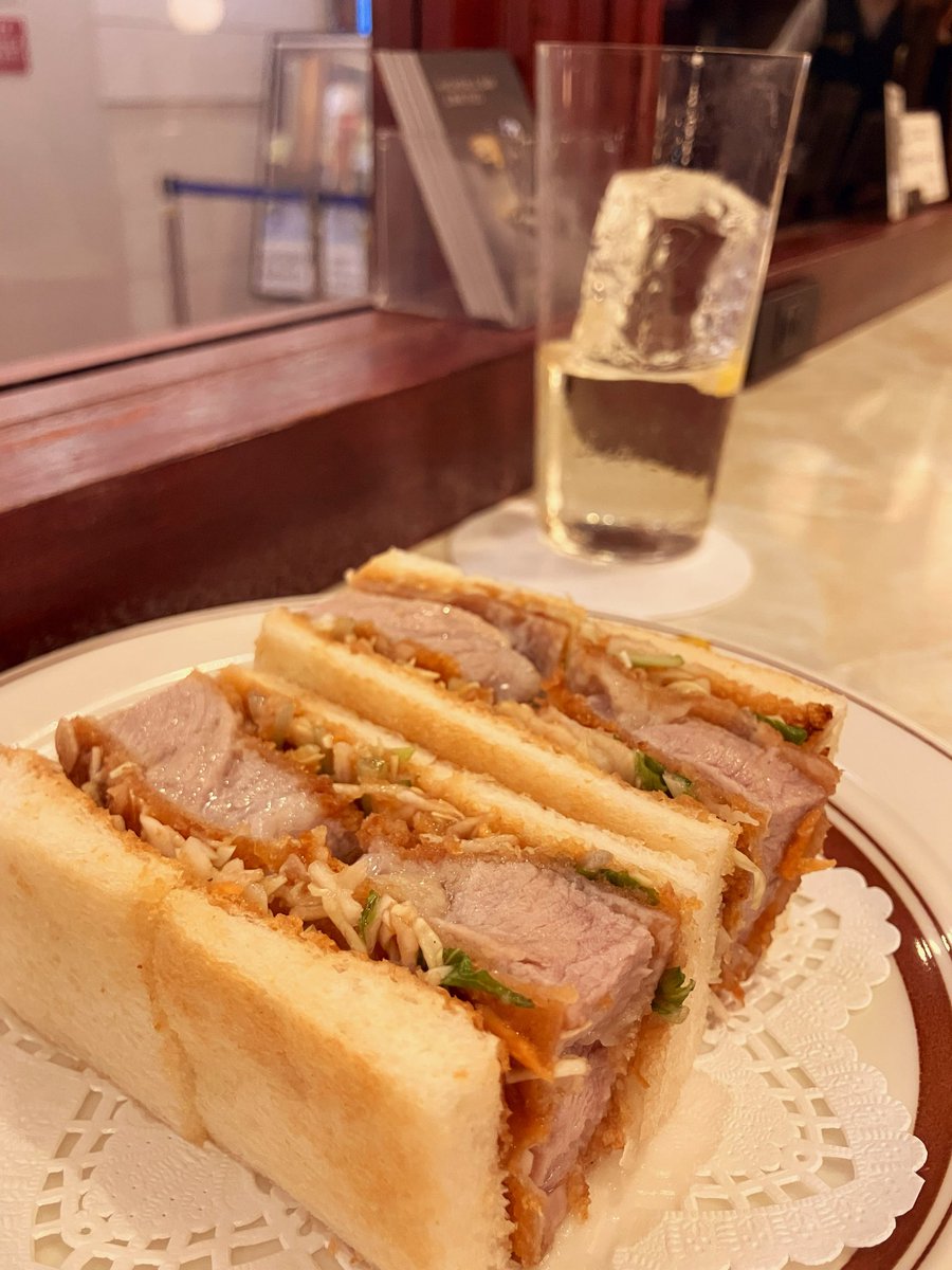 ikenohatanezko's tweet photo. これ内緒なんだけど東京でいちばん美味いカツサンド食べれるのはハイボールバー上野駅1923 https://t.co/iqvLMRJNrX